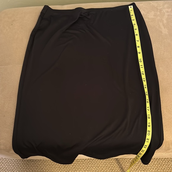 Black pencil skirt, elastic waist, 26 inches long - Picture 2 of 4